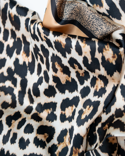 Accesorio versátil pañuelo animal print crema y negro