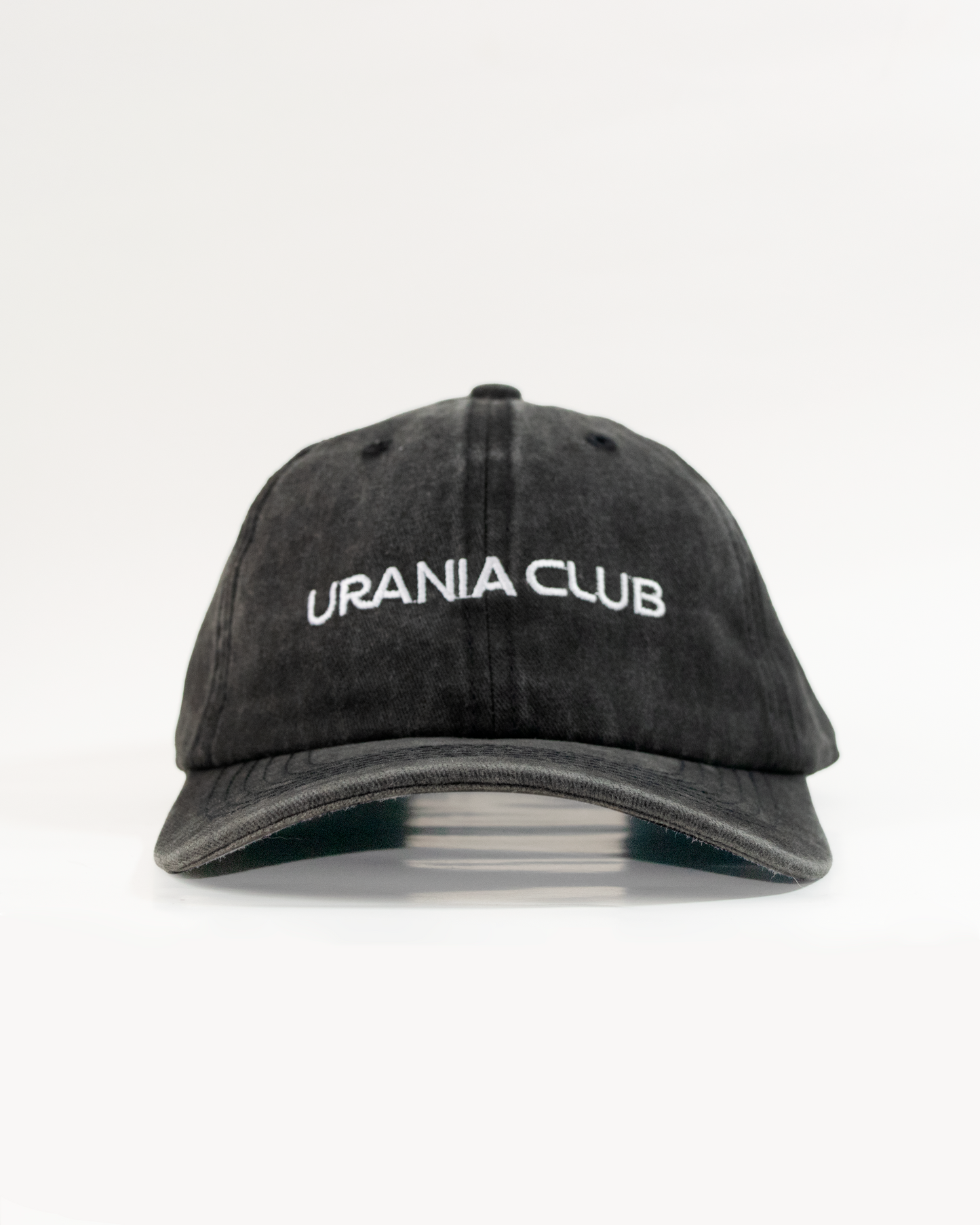 Detalle frontal de la gorra washed cap de 6 paneles