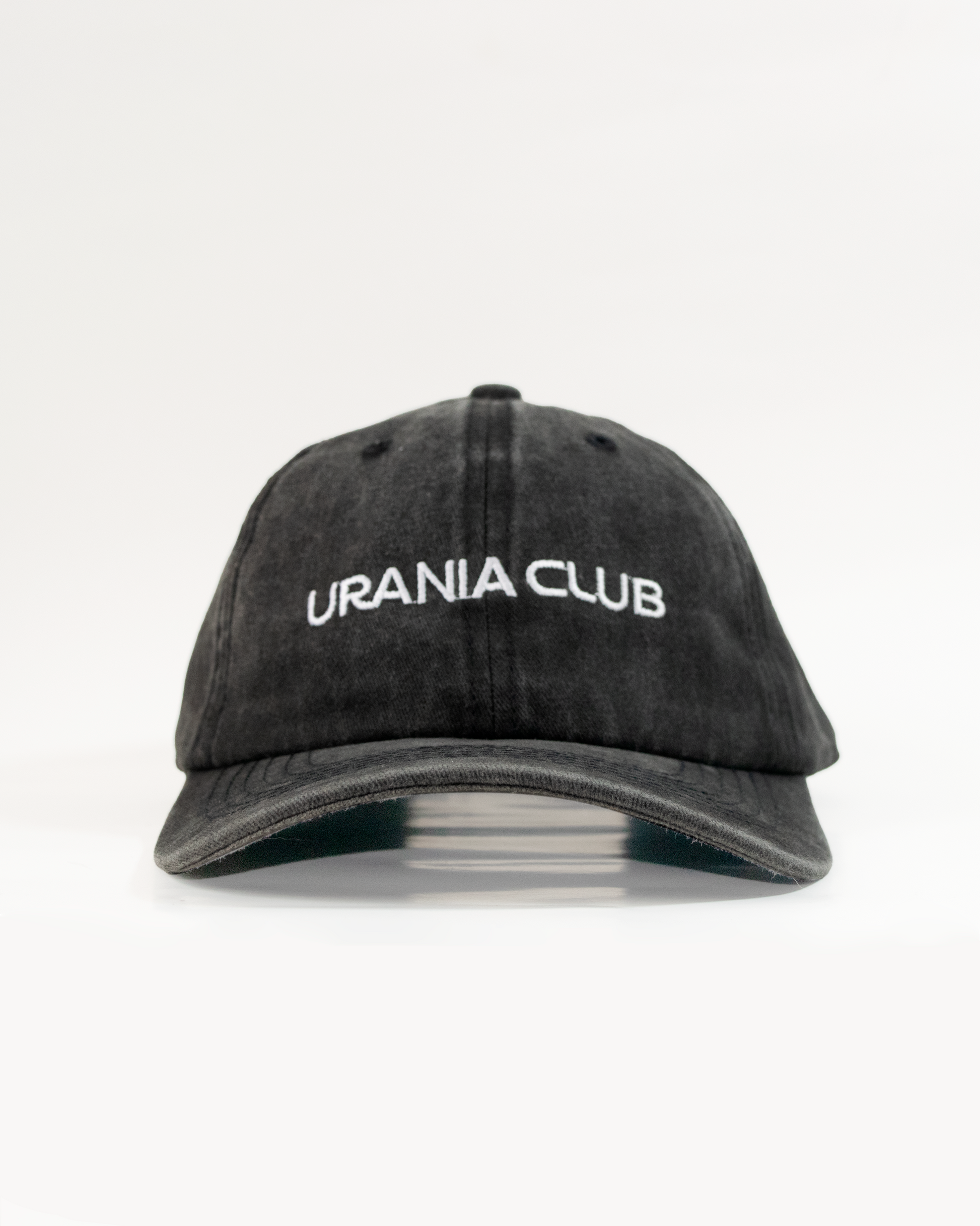 Detalle frontal de la gorra washed cap de 6 paneles