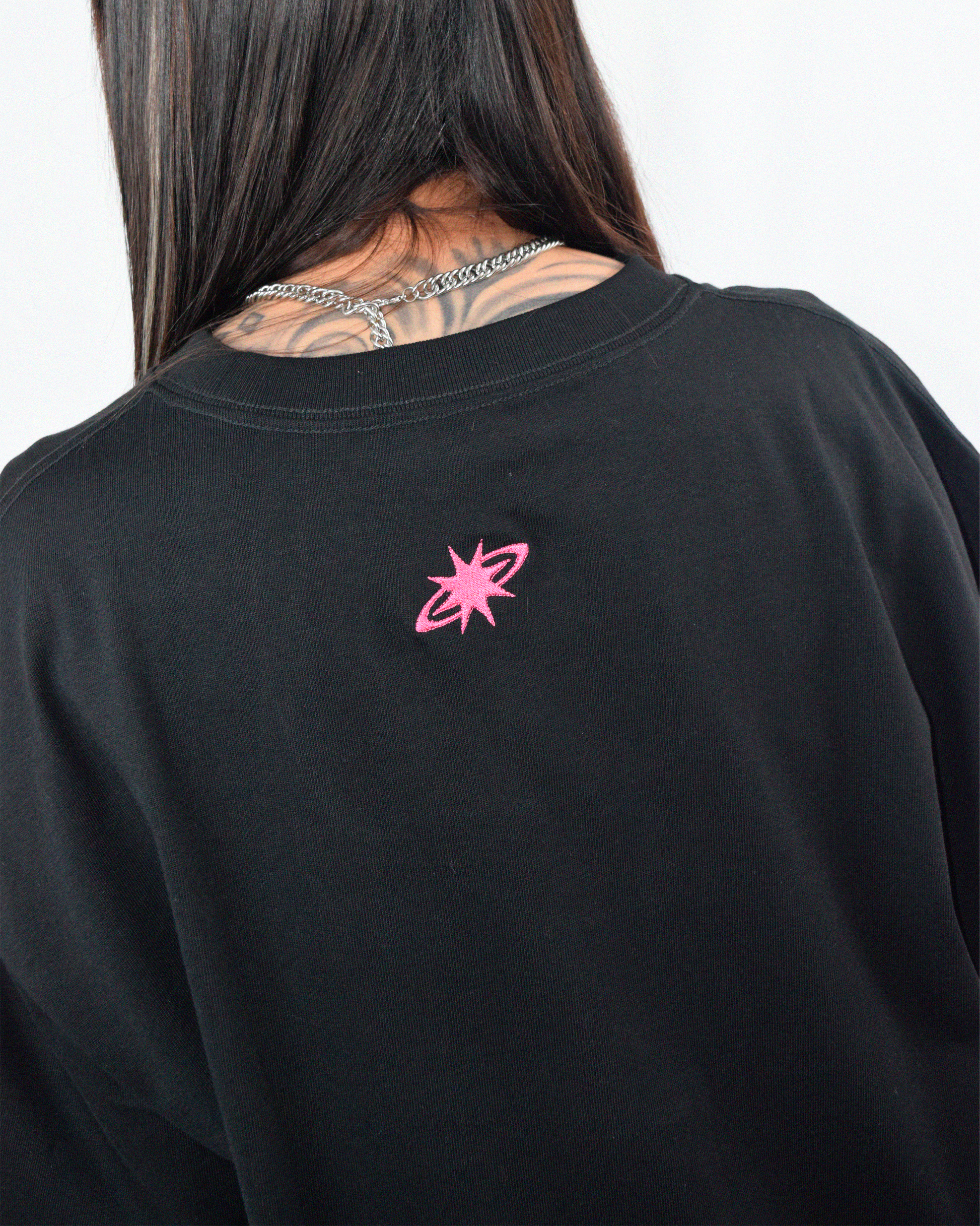 Moda alternativa en Chile – polera negra con bordado Urania Club o Tribal, 100% algodón peruano, Urania Club