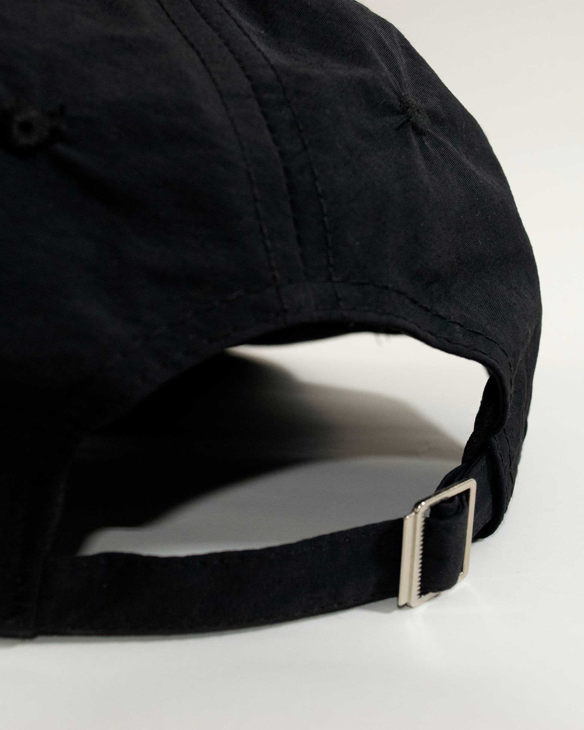 Gorro 6 paneles impermeable, visera curva, material resistente al agua, color negro.