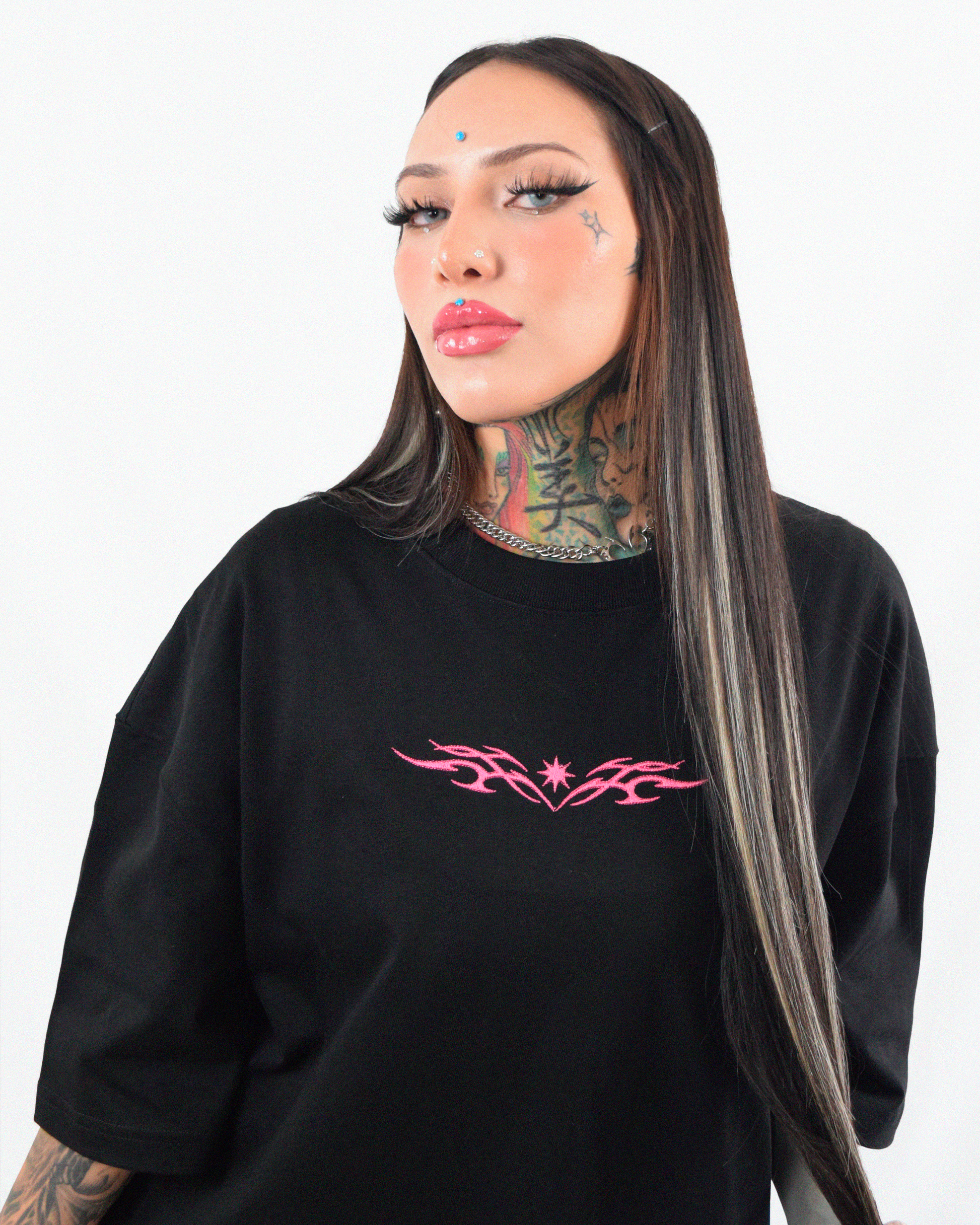 Polera negra con bordado Urania Club o Tribal, hecha con 100% algodón peruano premium – moda rave y urbana, Urania Club