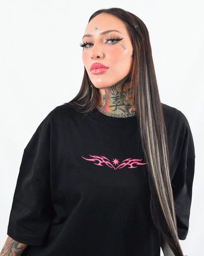 Polera negra con bordado Urania Club o Tribal, hecha con 100% algodón peruano premium – moda rave y urbana, Urania Club