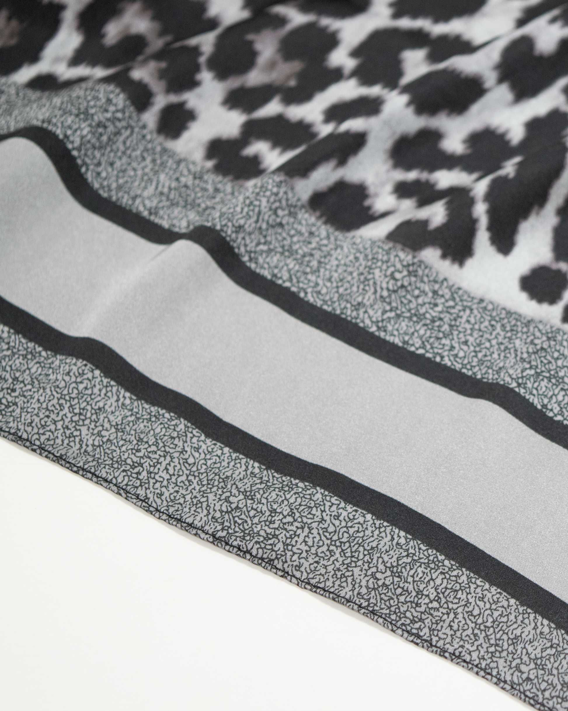 Pañuelo sofisticado animal print en tonos gris y negro