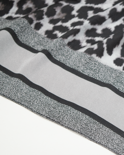 Pañuelo sofisticado animal print en tonos gris y negro
