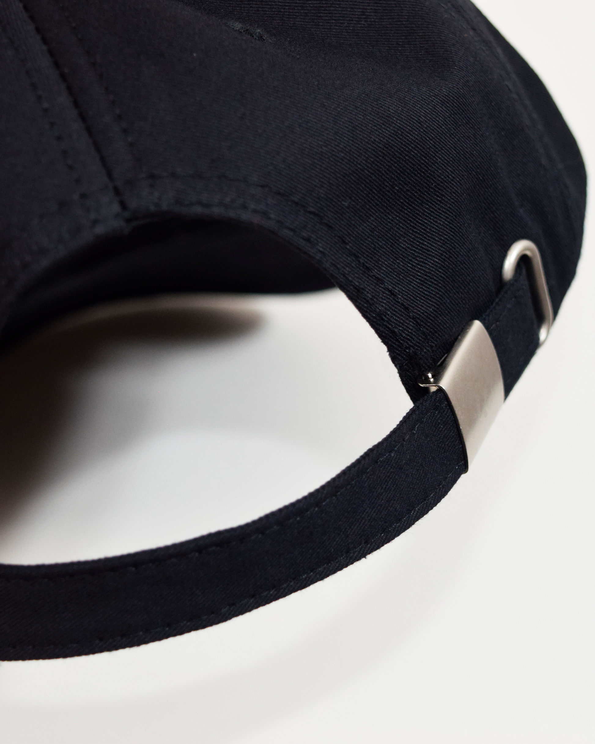 Vista en detalle de gorra con bordado y ajuste personalizado