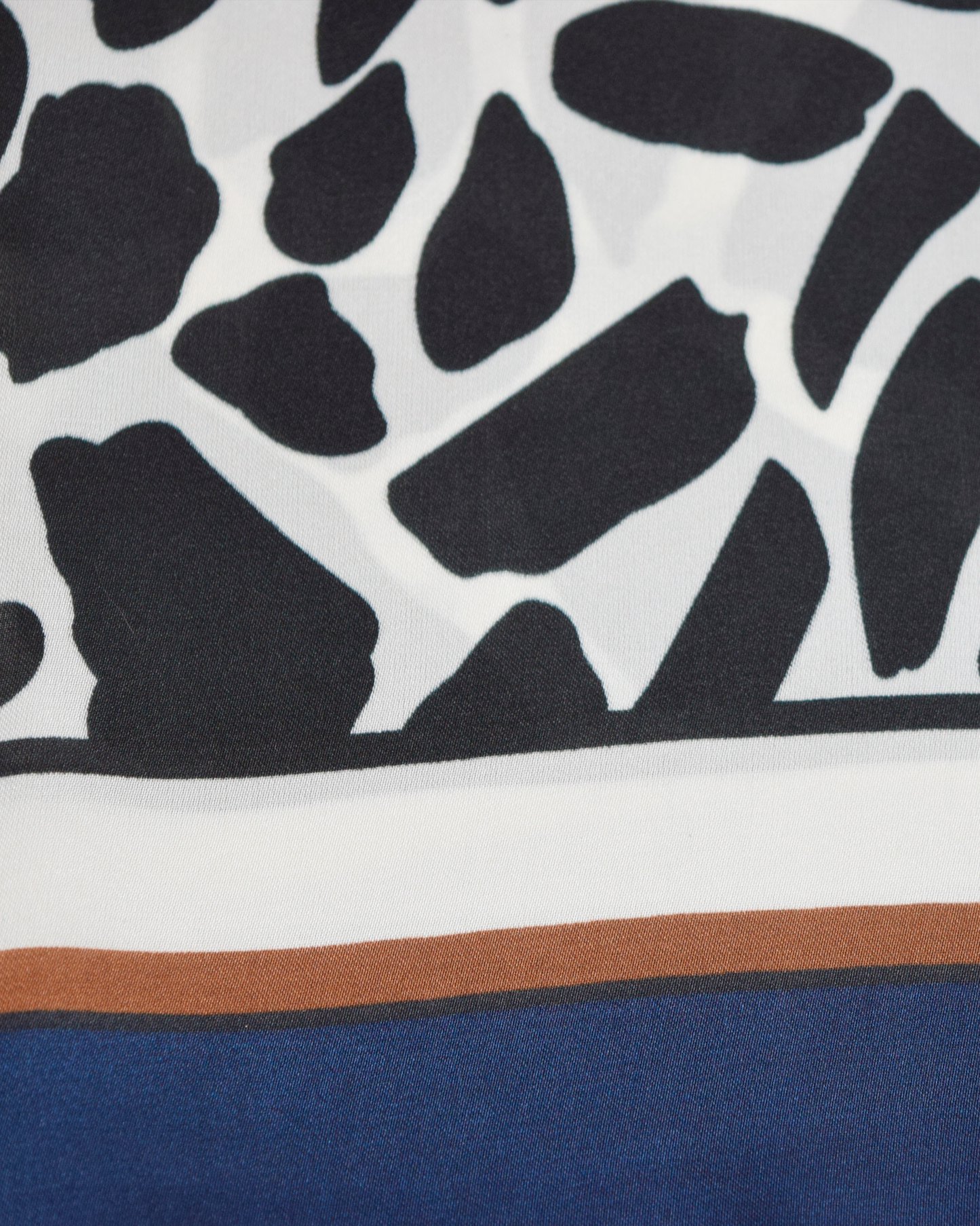 Accesorio de moda pañuelo azul y blanco estampado