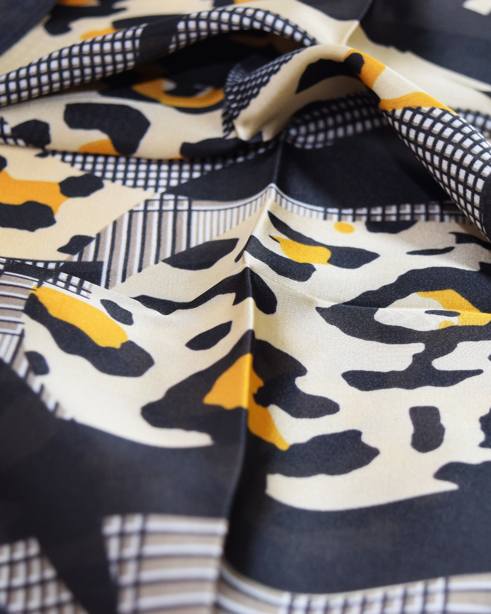 Pañuelo de 100% poliéster con diseño animal print gráfico