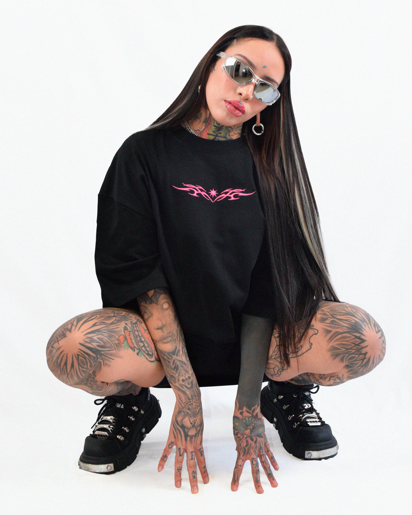 Estilo rave y streetwear – polera negra con bordado Urania Club o Tribal, hecha con algodón peruano de alta calidad, Urania Club