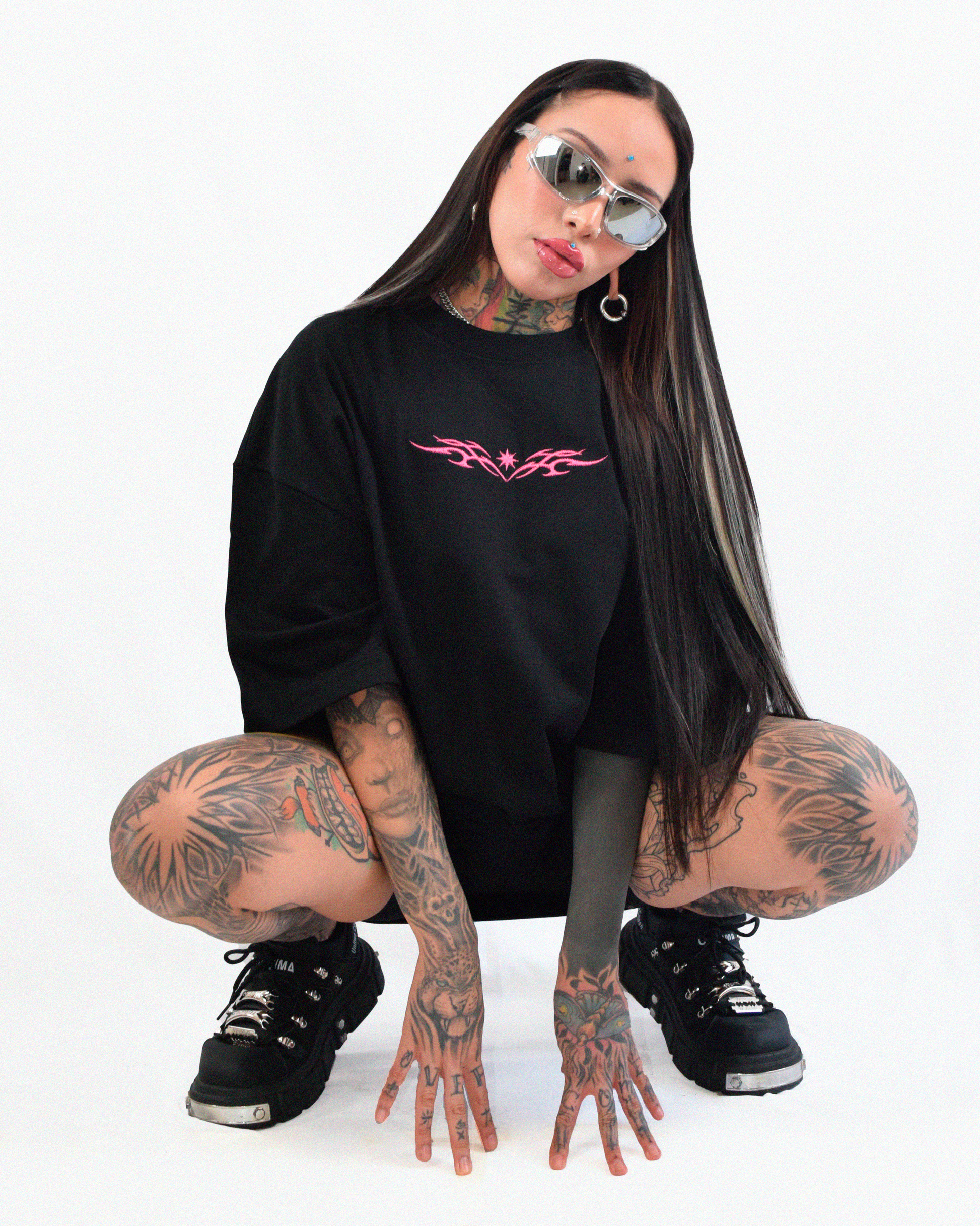 Estilo rave y streetwear – polera negra con bordado Urania Club o Tribal, hecha con algodón peruano de alta calidad, Urania Club