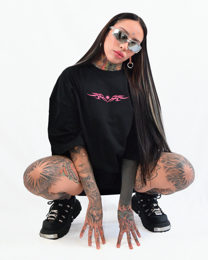 Estilo rave y streetwear – polera negra con bordado Urania Club o Tribal, hecha con algodón peruano de alta calidad, Urania Club