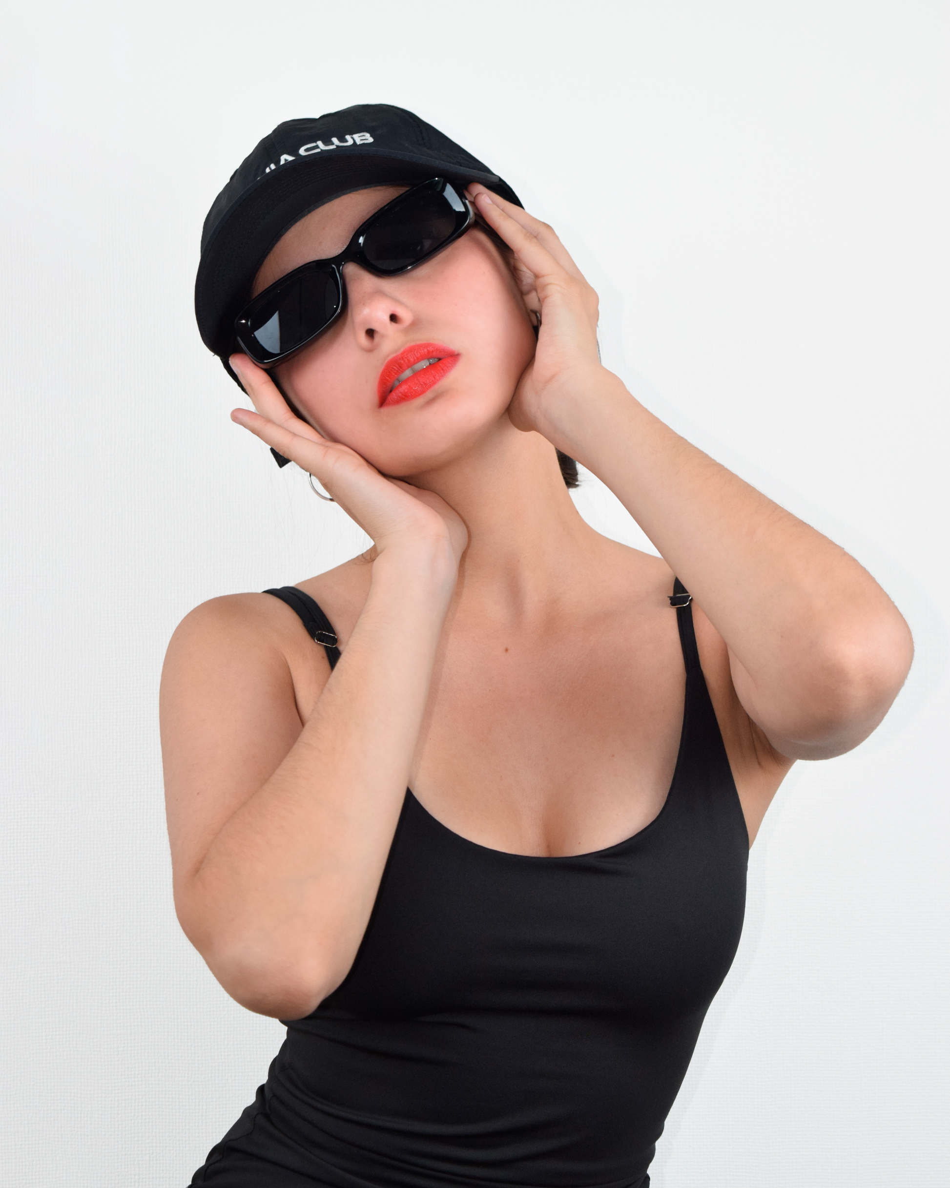 Gorro impermeable con visera curva, diseño de 6 paneles, confeccionado en 100% nylon.