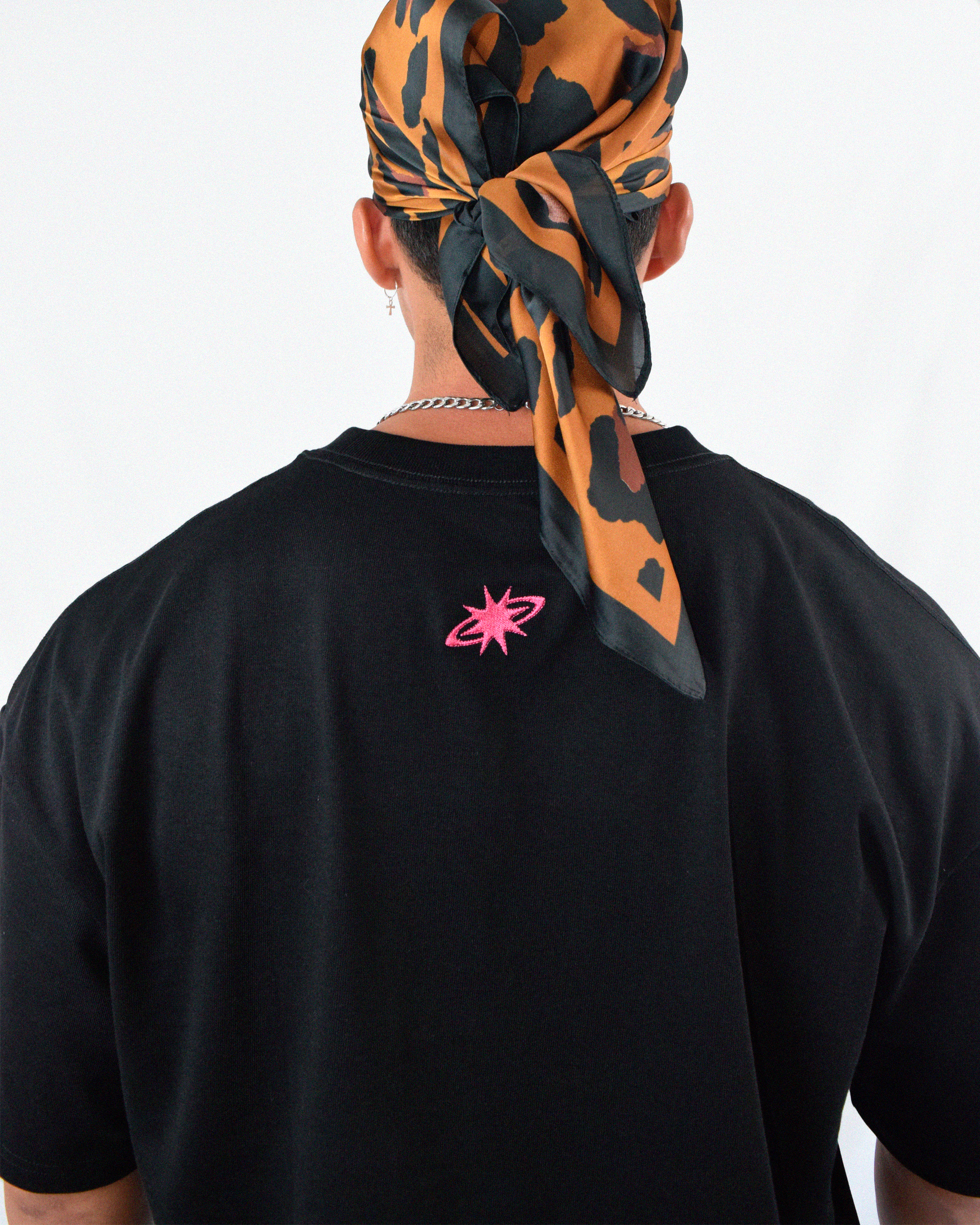 Estilo único y alternativo – camiseta negra con bordado Urania Club o Tribal, hecha con algodón peruano premium, Urania Club