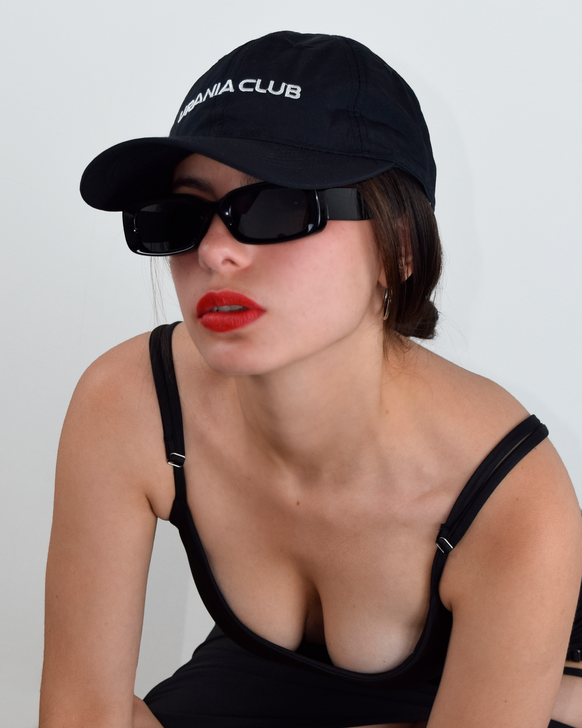 Gorro impermeable 6 paneles con visera curva, diseño deportivo y ajuste cómodo.