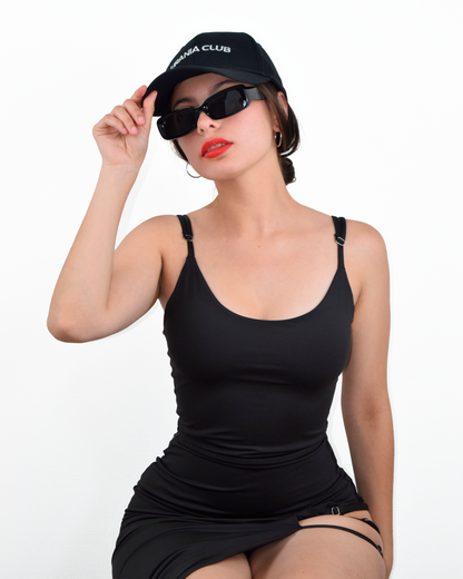 Gorra negra de 6 paneles, material de algodón y diseño bordado
