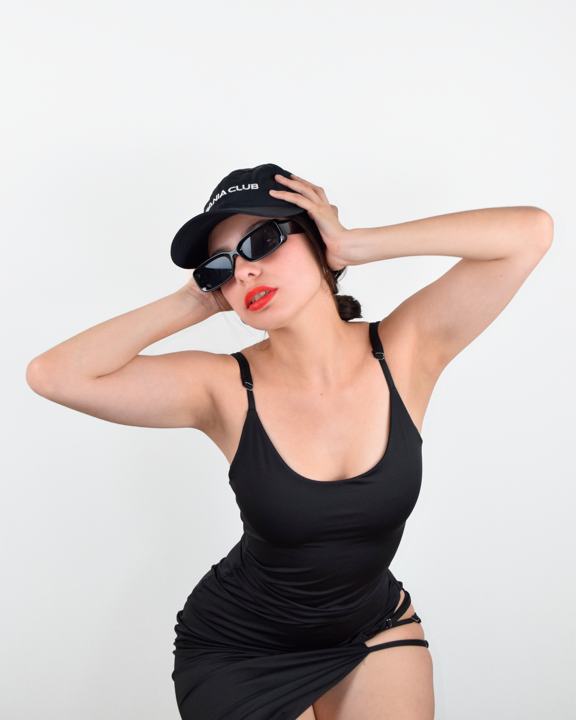 Gorro negro de nylon impermeable con visera curva y ajuste cómodo, ideal para actividades al aire libre.