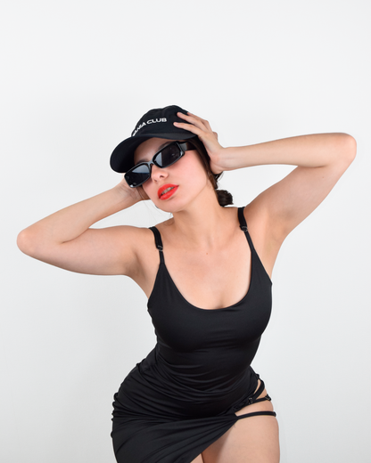 Gorro negro de nylon impermeable con visera curva y ajuste cómodo, ideal para actividades al aire libre.
