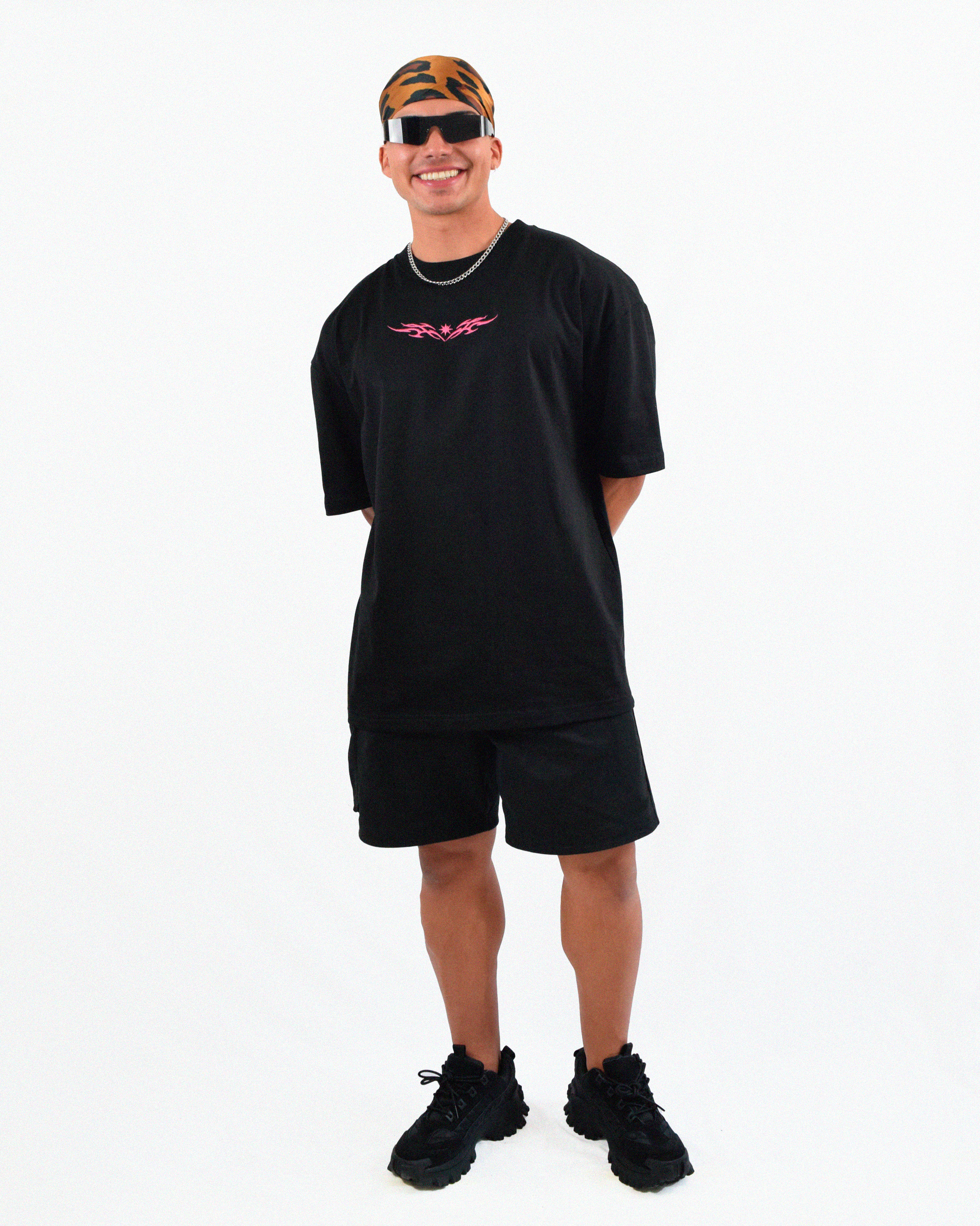 Moda urbana de vanguardia – polera negra con bordado Urania Club o Tribal, confeccionada con 100% algodón peruano, Urania Club