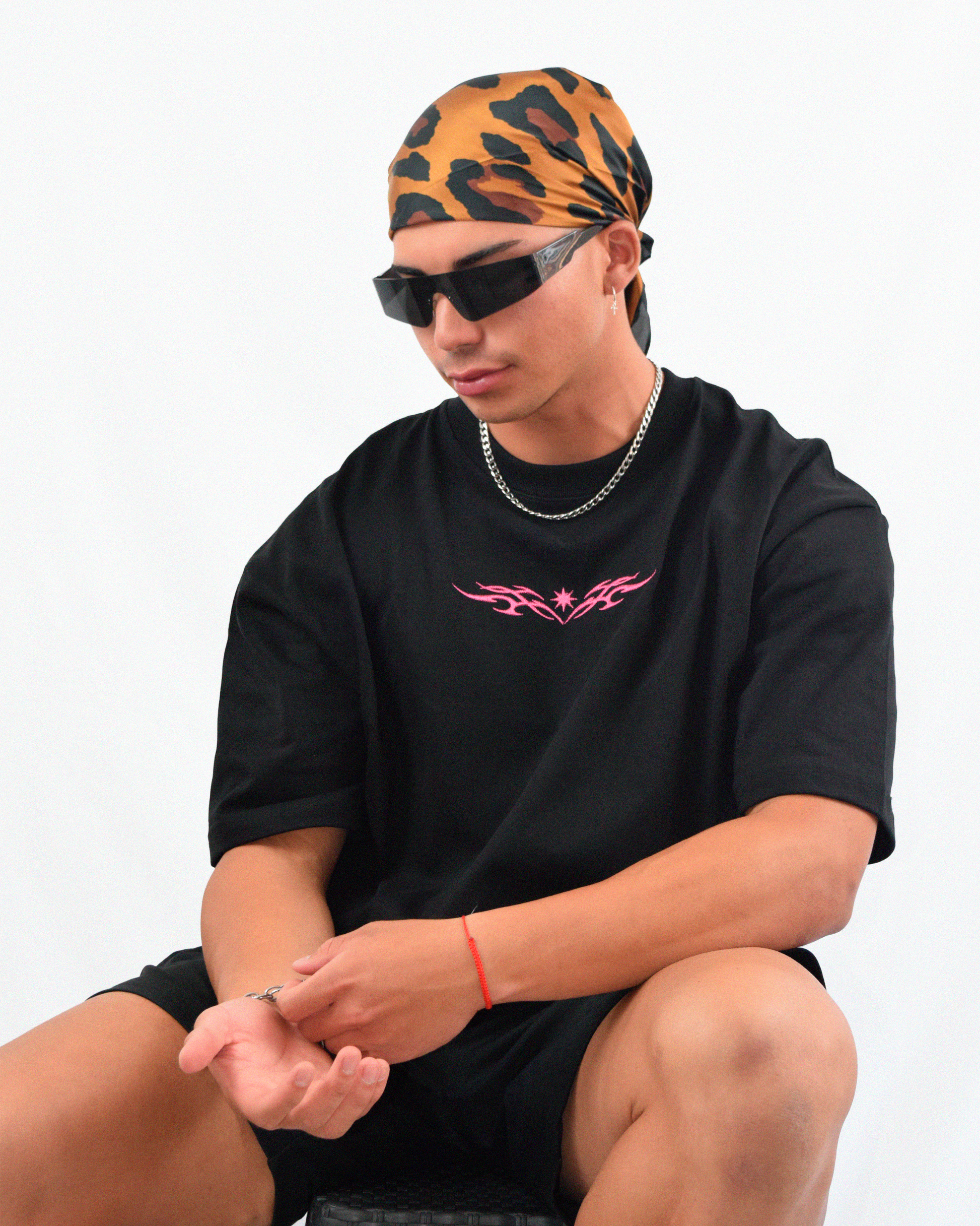 Polera negra con bordado Urania Club o Tribal, confeccionada en 100% algodón peruano de alta calidad – estilo techwear exclusivo, Urania Club