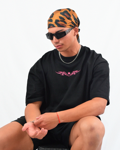 Polera negra con bordado Urania Club o Tribal, confeccionada en 100% algodón peruano de alta calidad – estilo techwear exclusivo, Urania Club