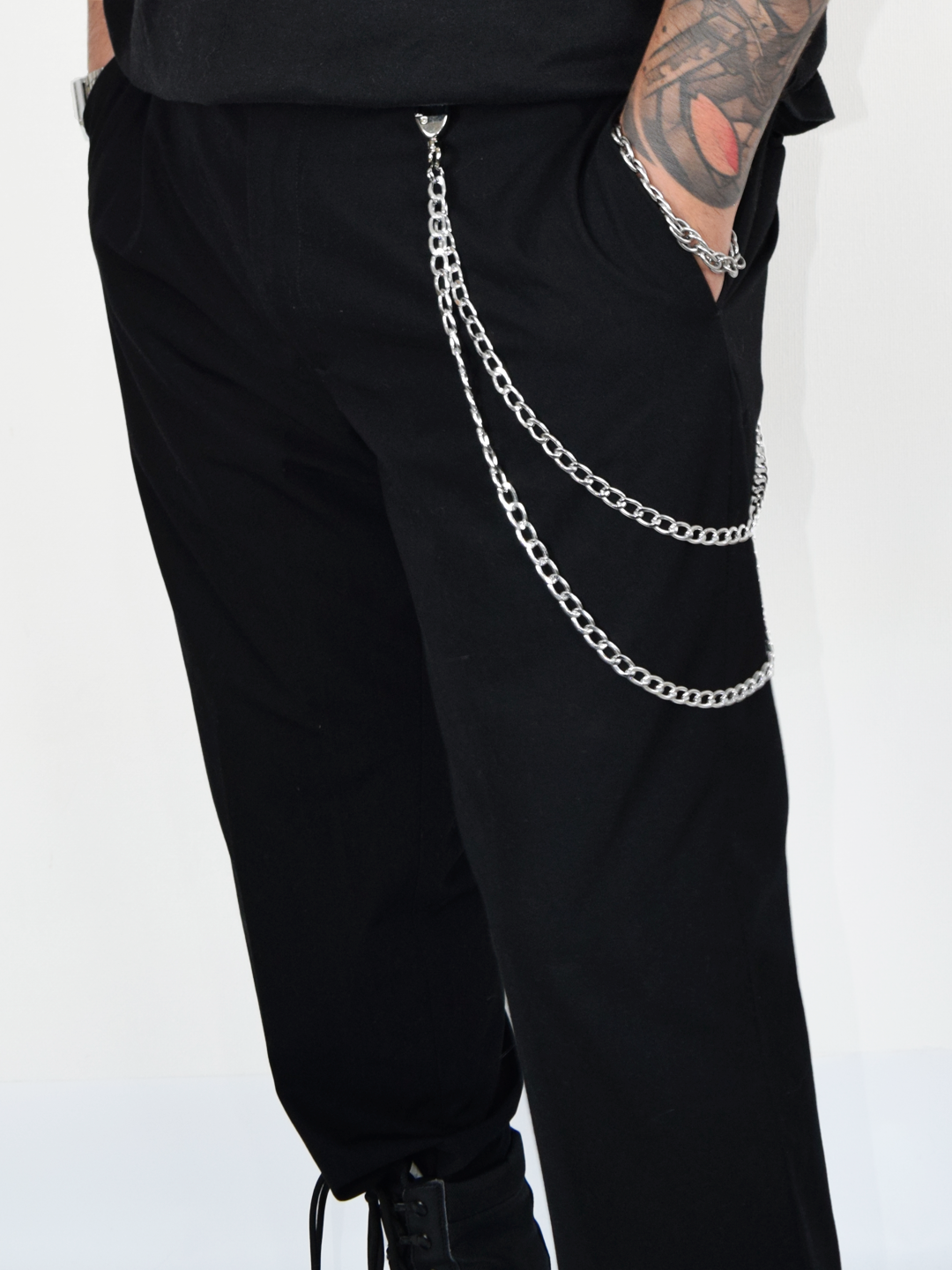 Cadena lateral plateada de 1,25 metros para pantalones, kilts y outfits streetwear alternativos - Urania Club
