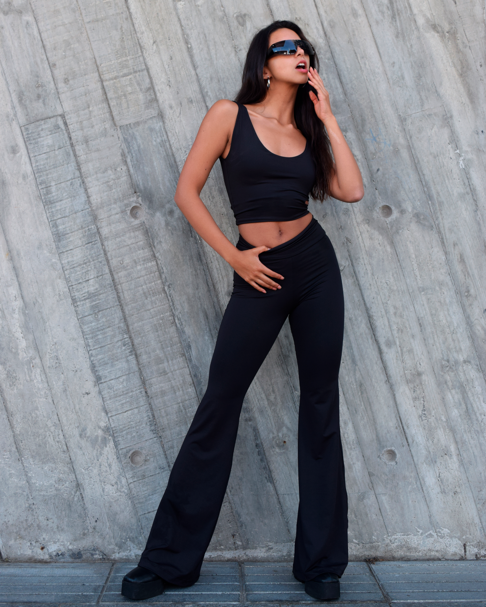 Calzas acampanadas negras para mujer estilo urbano elegante – Urania Club