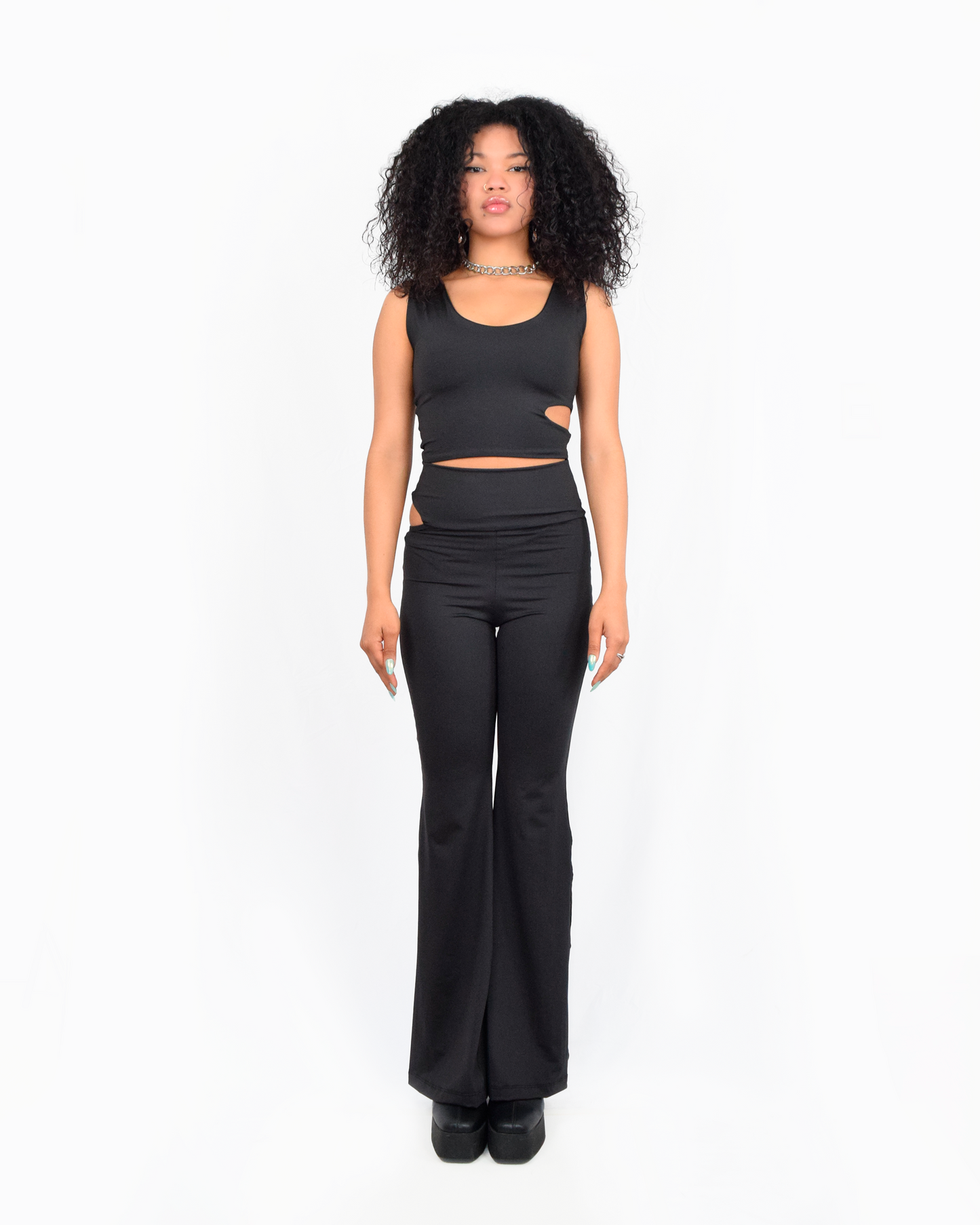 Calzas flare negras ajustadas que estilizan la figura femenina – Urania Club