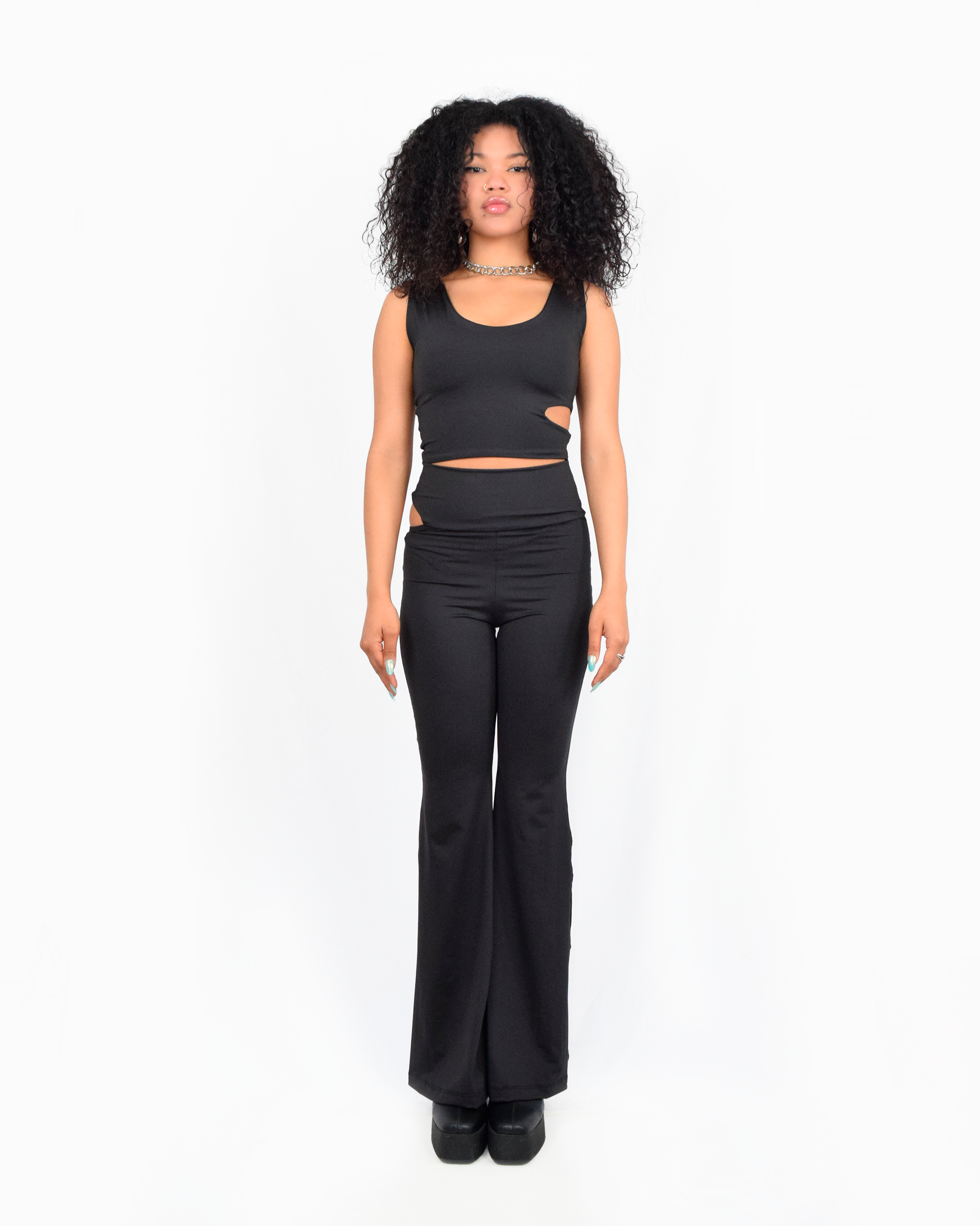 Calzas flare negras ajustadas que estilizan la figura femenina – Urania Club