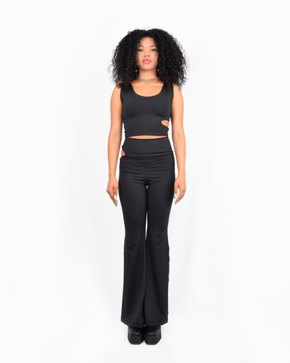 Calzas flare negras ajustadas que estilizan la figura femenina – Urania Club