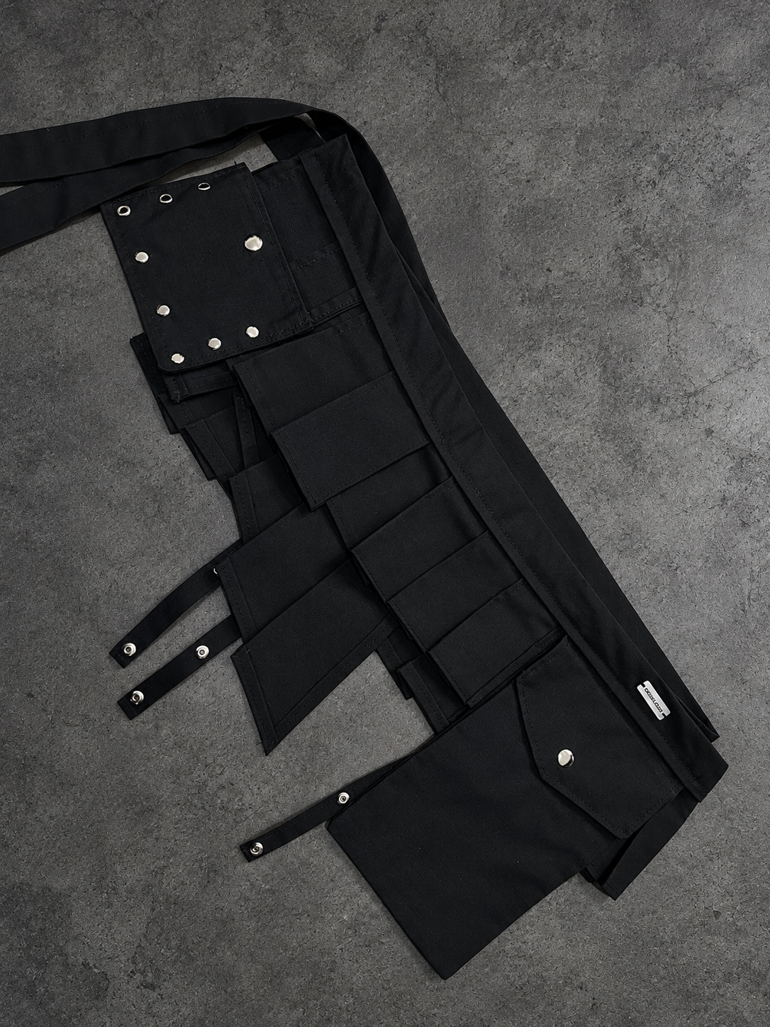 Cinturón falda utility negro con bolsillos y broches metálicos - Urania Club