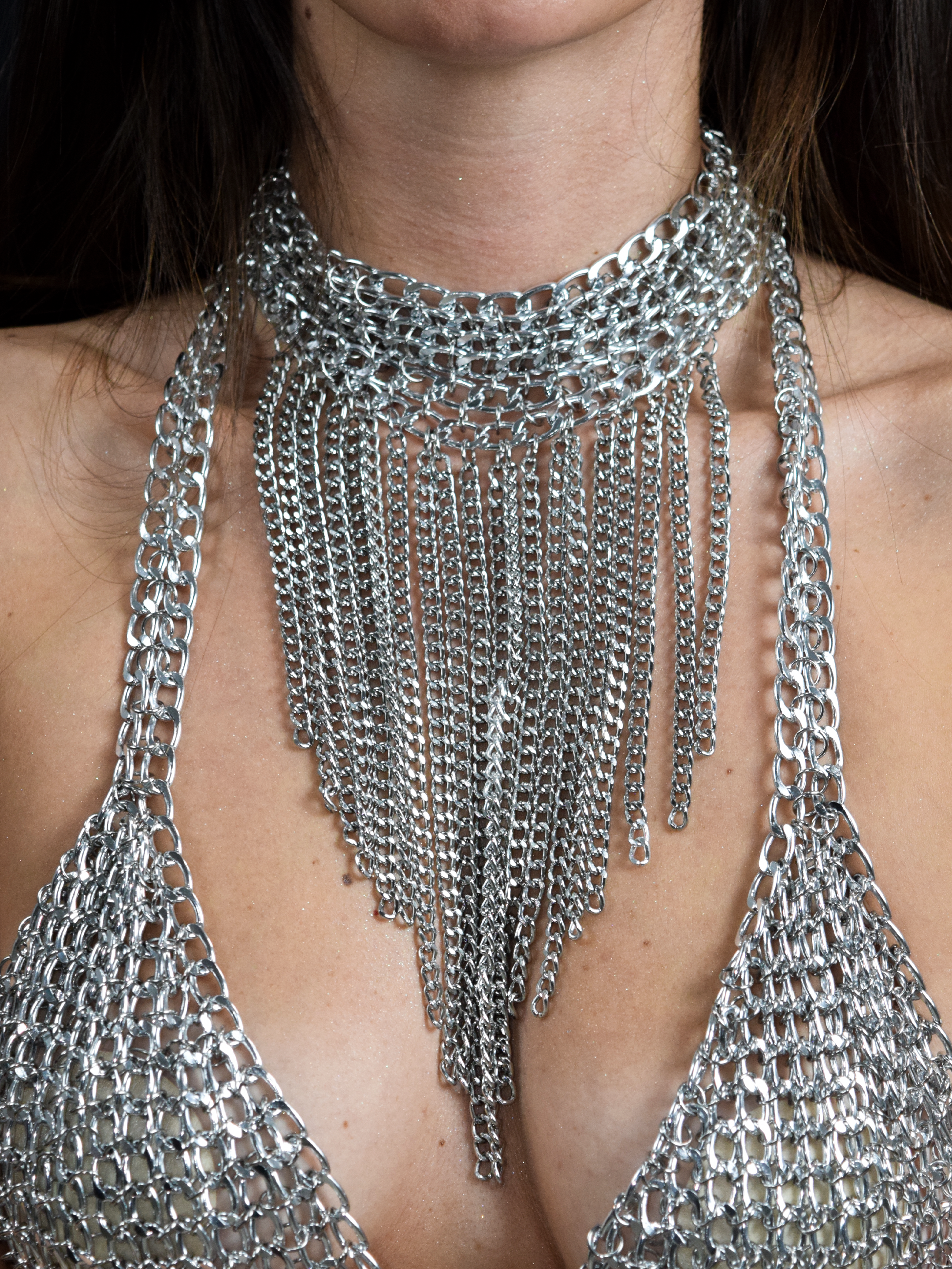 Collar choker de cadenas plateadas con anillos de acero, accesorio moderno de inspiración industrial - Urania Club