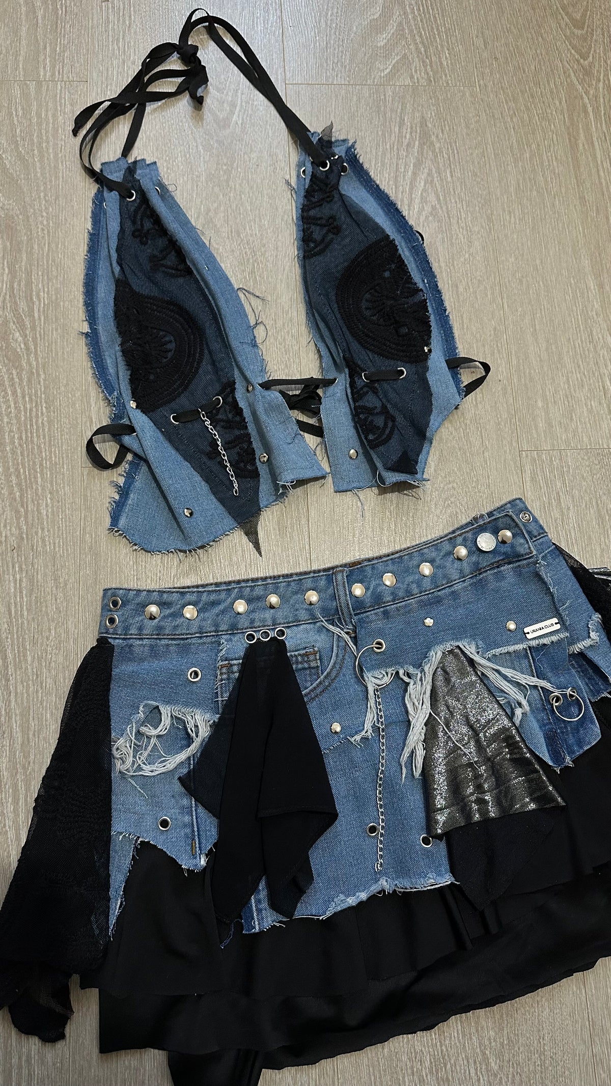 Conjunto Riot Doll de denim mostrado desde la parte posterior - Urania Club