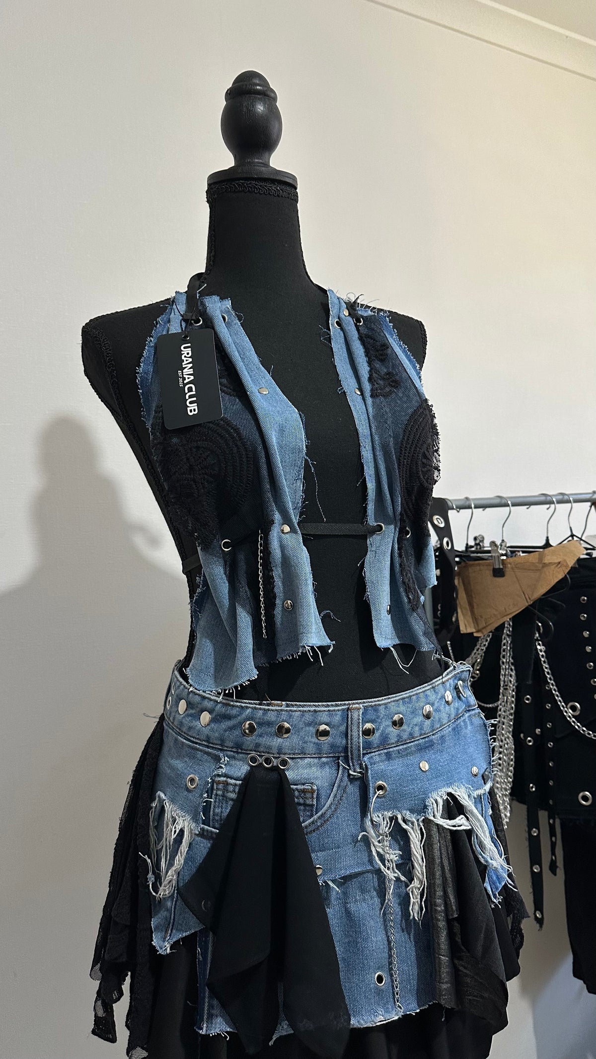 Top Riot Doll de denim con ojetillos, argollas y cordones - Urania Club