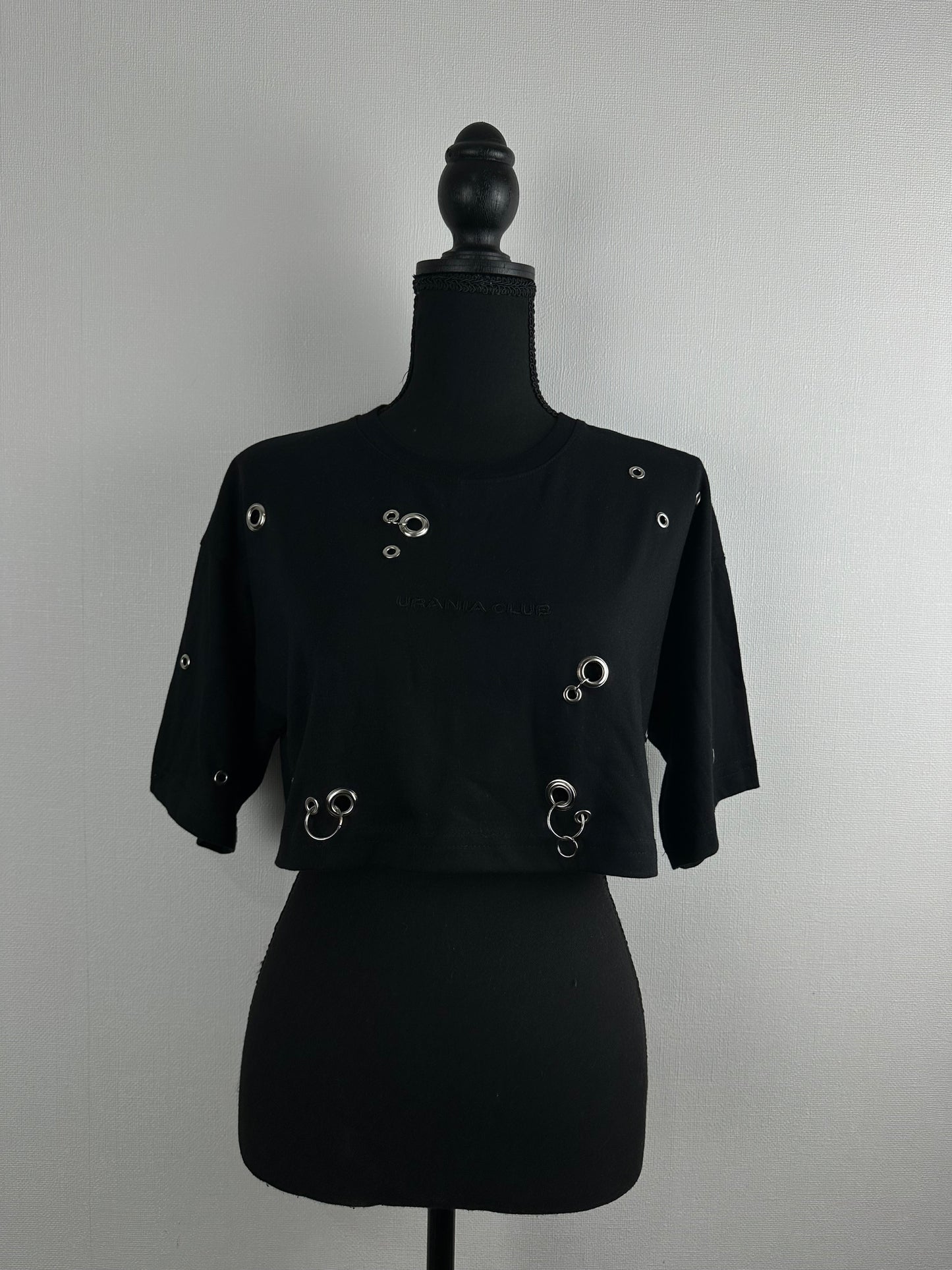 Crop tee exclusivo Urania Club con argollas plateadas y logo bordado tono sobre tono - Urania Club