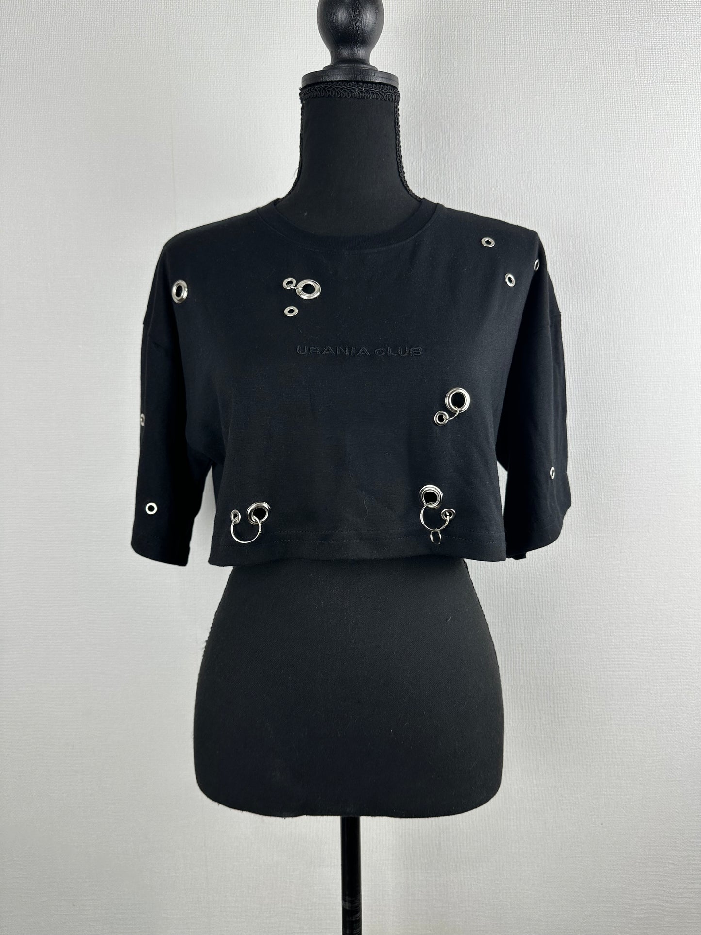 Crop tee handmade negro con aplicaciones metálicas y calce relajado - Urania Club