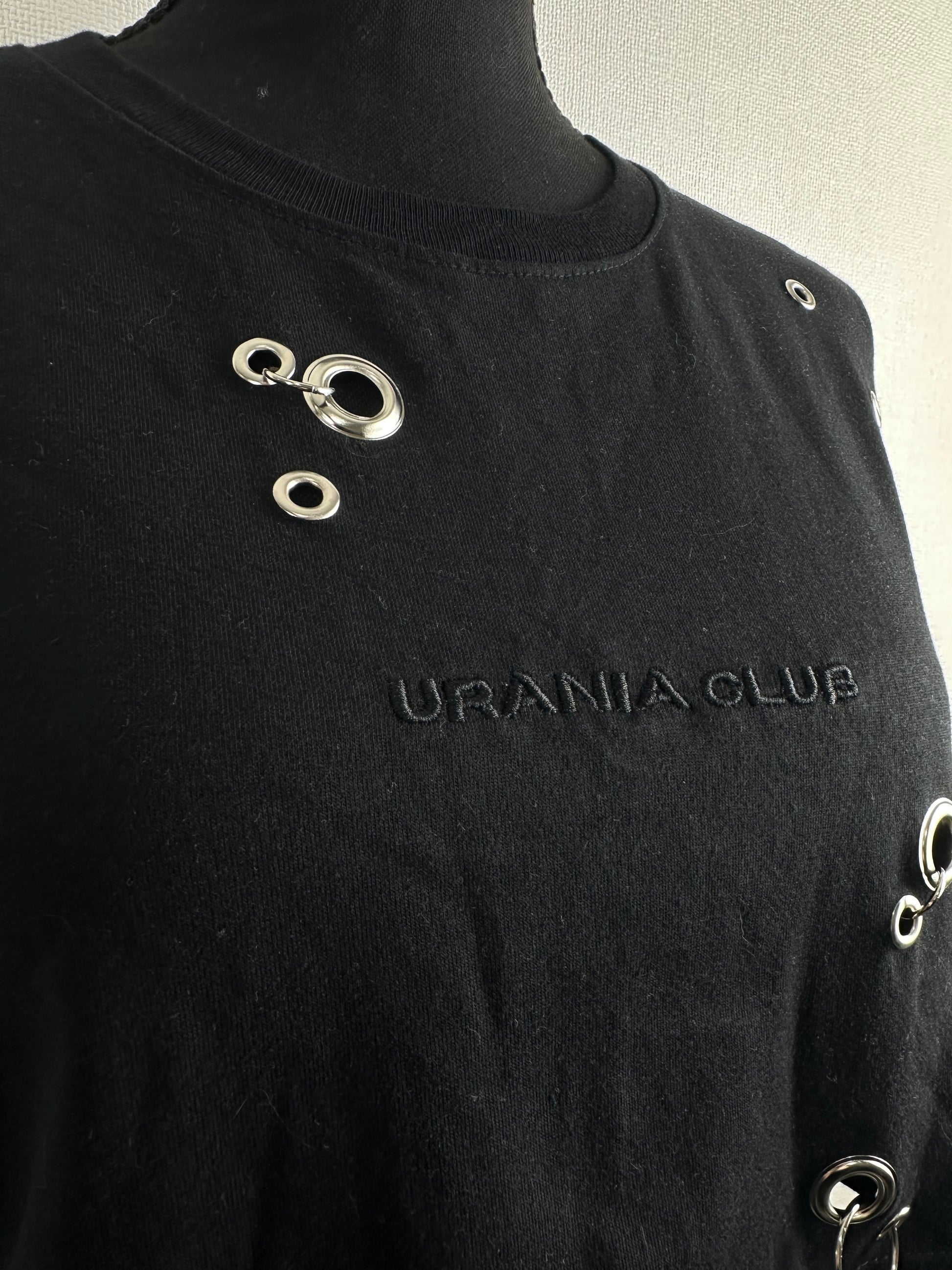 Polera crop negra intervenida con detalles metálicos y logo bordado Urania Club