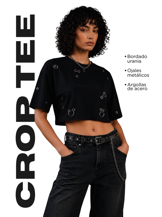 Diseño crop negro con ojetillos y argollas metálicas distribuidas en toda la prenda - Urania Club
