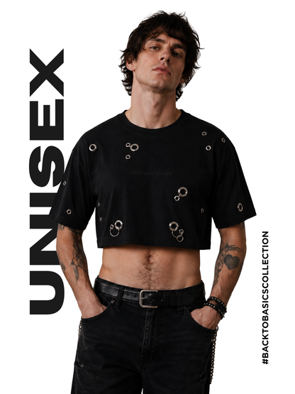 Diseño crop negro con ojetillos y argollas metálicas distribuidas en toda la prenda - Urania Club