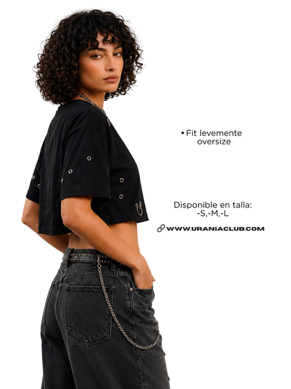 Diseño crop negro con ojetillos y argollas metálicas distribuidas en toda la prenda - Urania Club