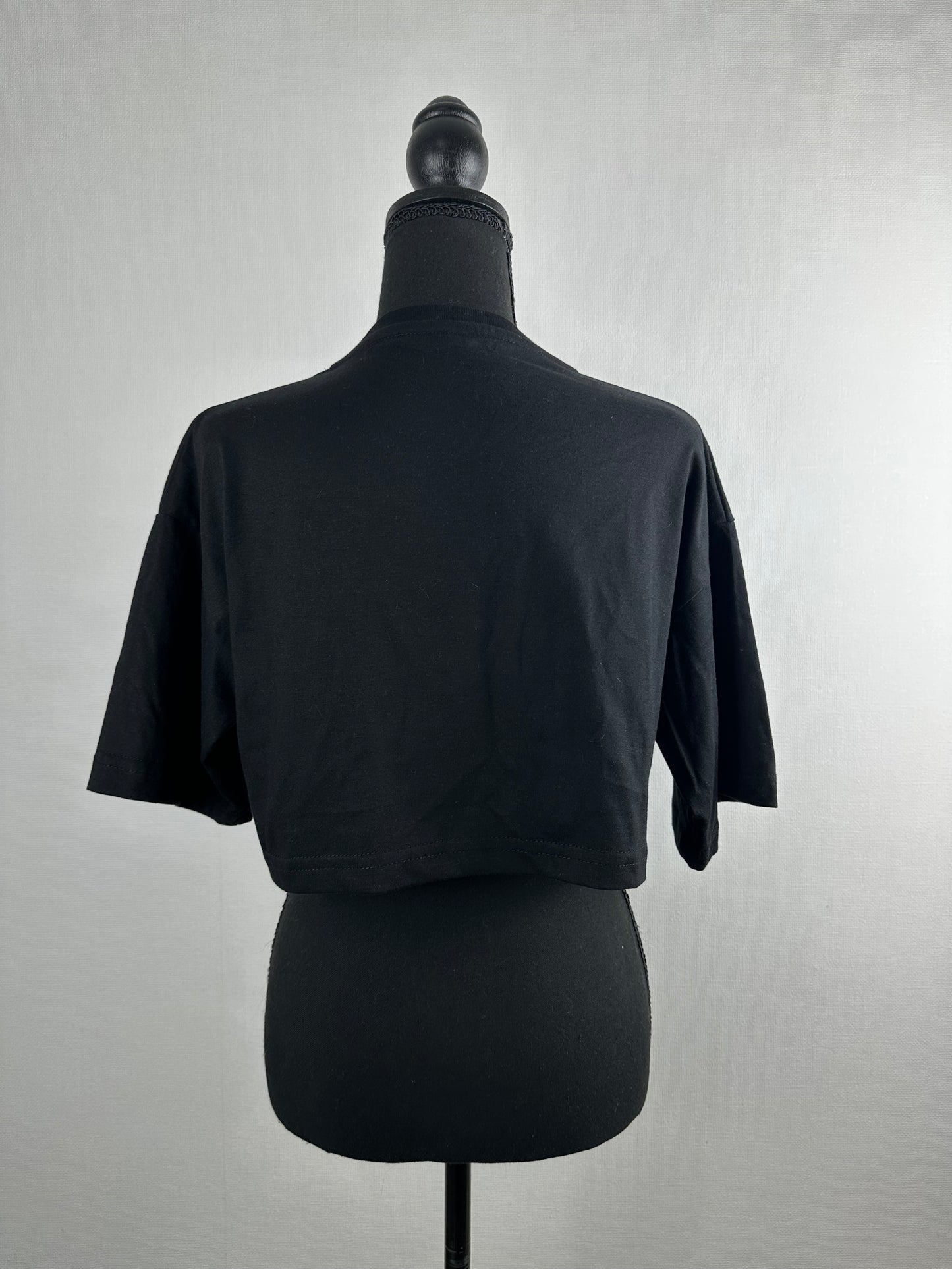 Crop top negro 100% algodón con ojetillos decorativos y argollas metálicas - Urania Club