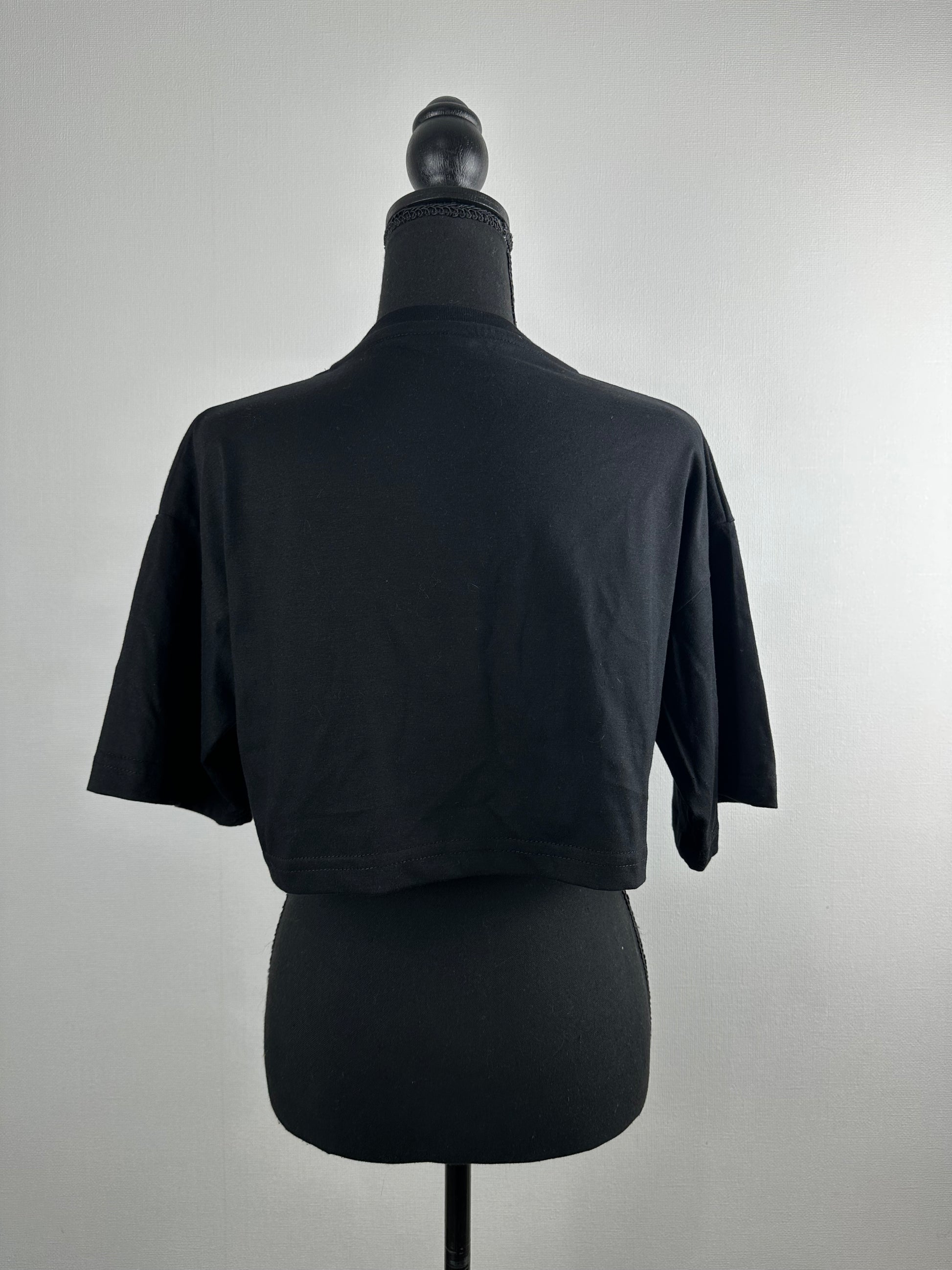 Crop top negro 100% algodón con ojetillos decorativos y argollas metálicas - Urania Club