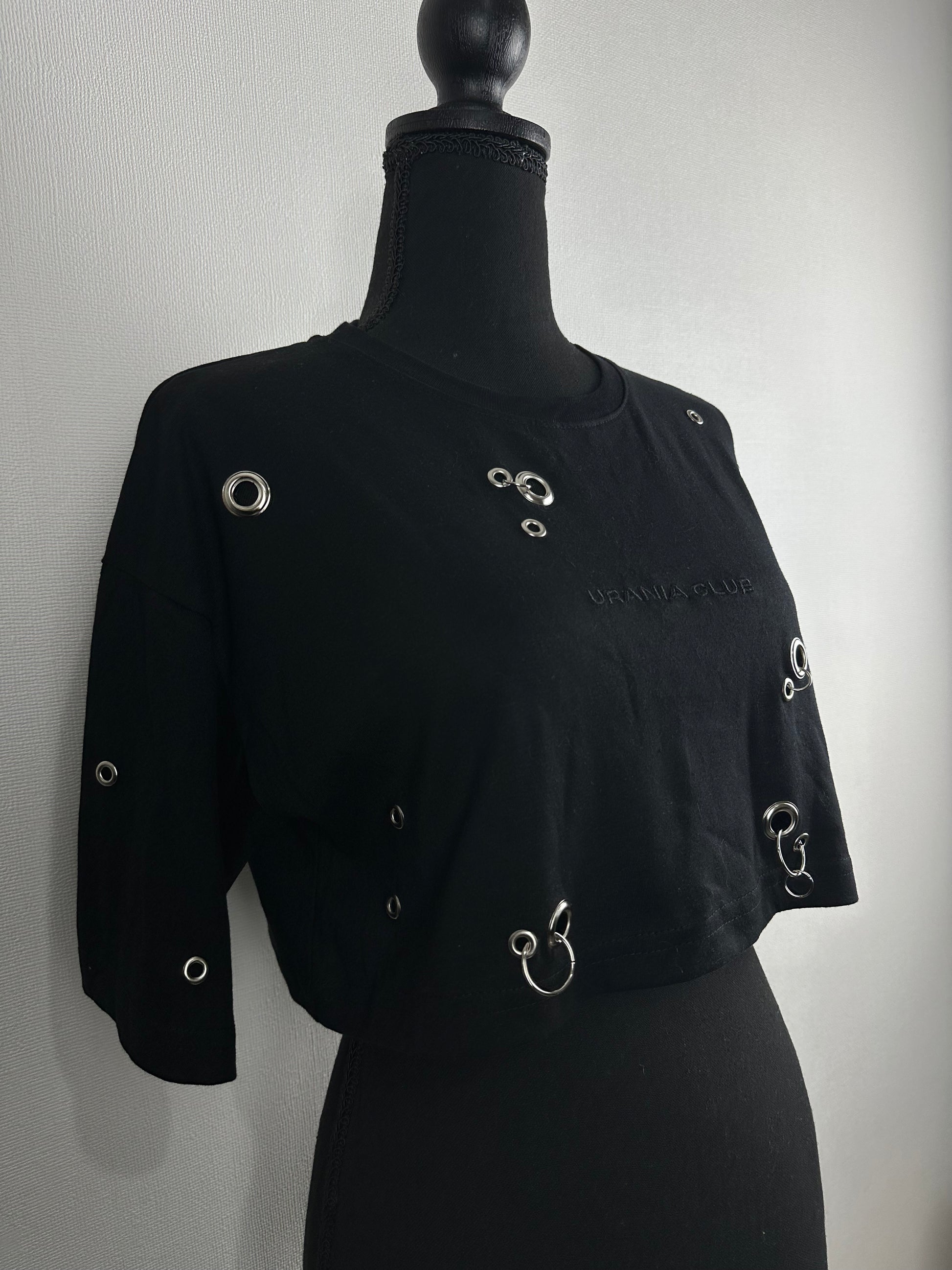 Crop top negro de algodón con intervención artesanal y accesorios metálicos - Urania Club