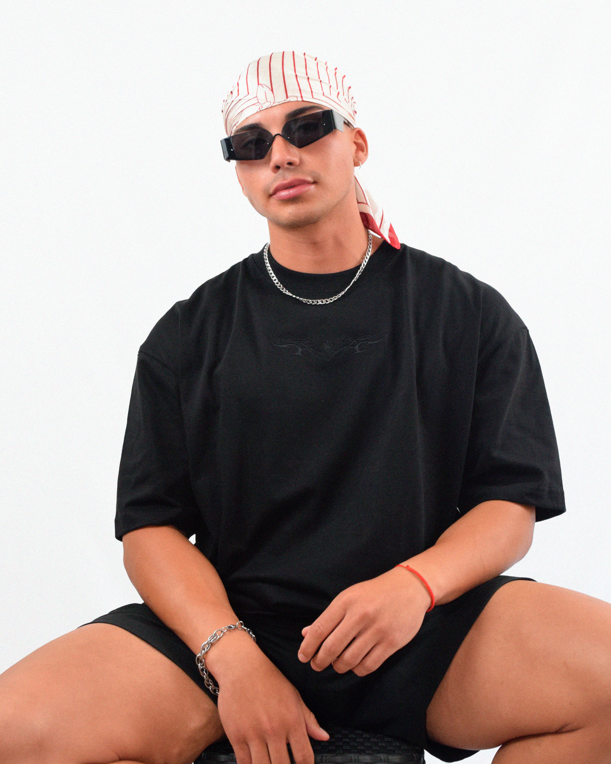 Diseño exclusivo bordado en polera negra de algodón peruano – bordado Urania Club o Tribal, Urania Club