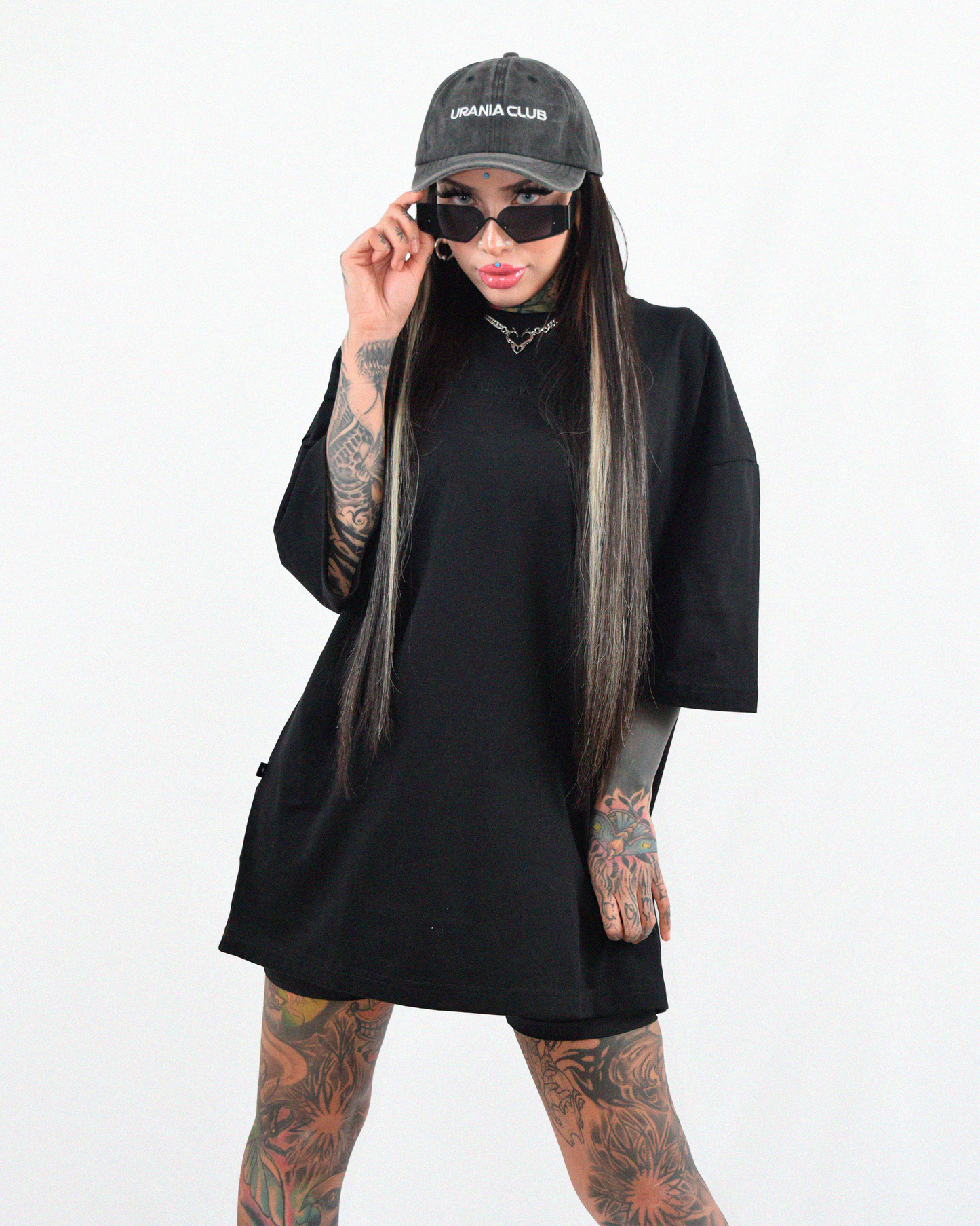 Estilo rave y streetwear – polera negra con bordado Urania Club, hecha con algodón peruano de la mejor calidad, Urania Club