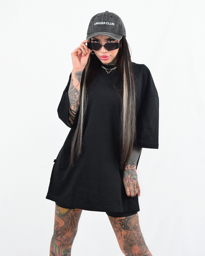 Estilo rave y streetwear – polera negra con bordado Urania Club, hecha con algodón peruano de la mejor calidad, Urania Club