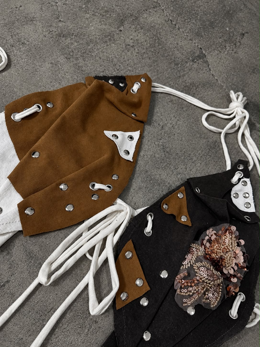 Falda artesanal con cinturones y cordones blancos y marrones, ojetillos y herrajes metálicos - urania club