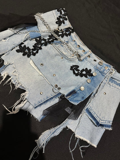 Detalle de falda de denim con malla, cadenas y terminaciones deshilachadas - Urania Club