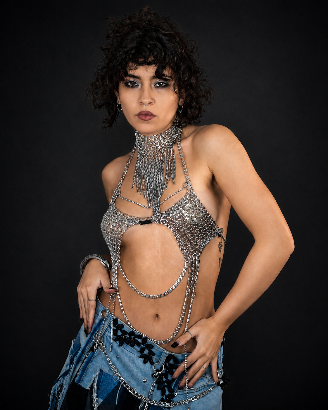 Falda de denim con malla y detalles metálicos vista posterior - Urania Club