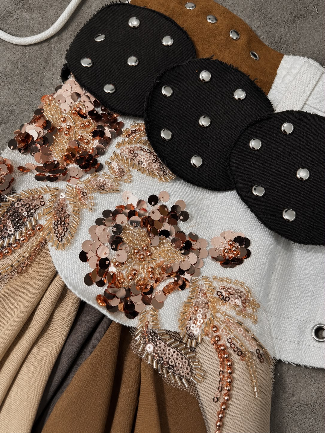 Bordado floral con lentejuelas y mostacillas sobre panel de denim combinado con gamuza beige - urania club