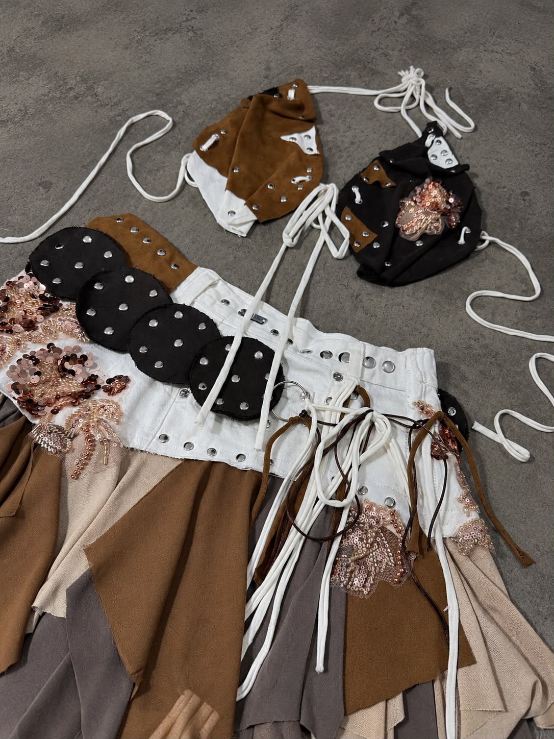 Falda artesanal a medida de denim reciclado y gamuza con bordados florales de lentejuelas, capas en tonos tierra y detalles metálicos - urania club